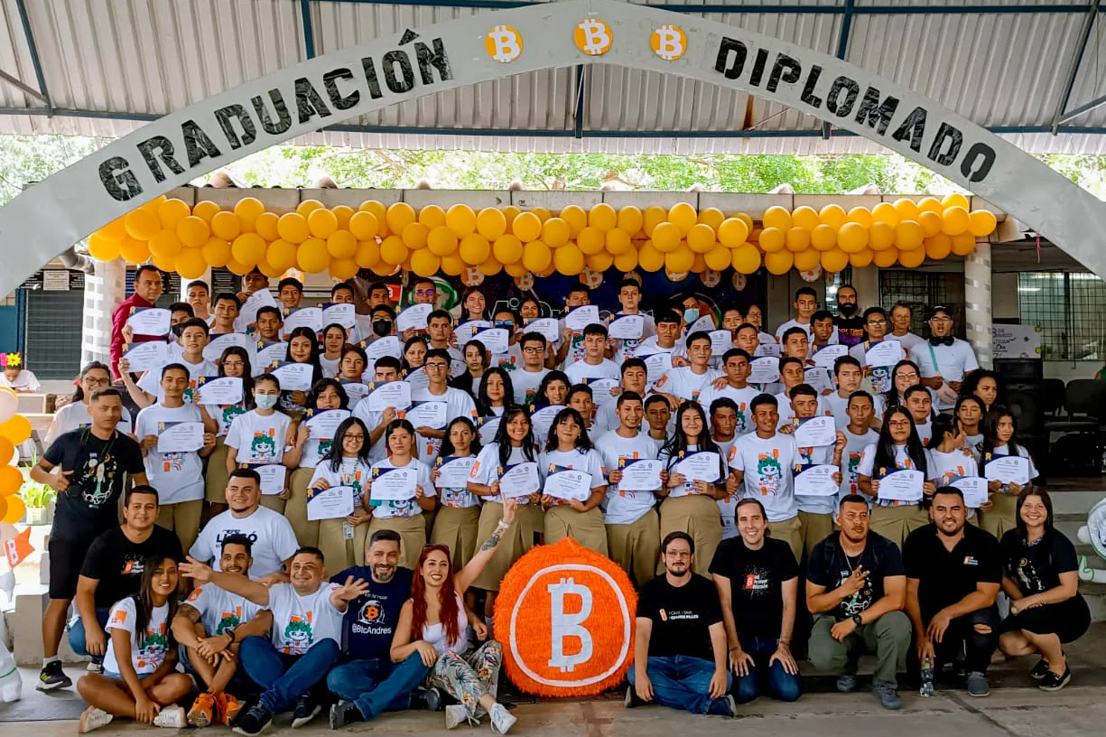 graduacion diploma bitcoin el salvador 2024